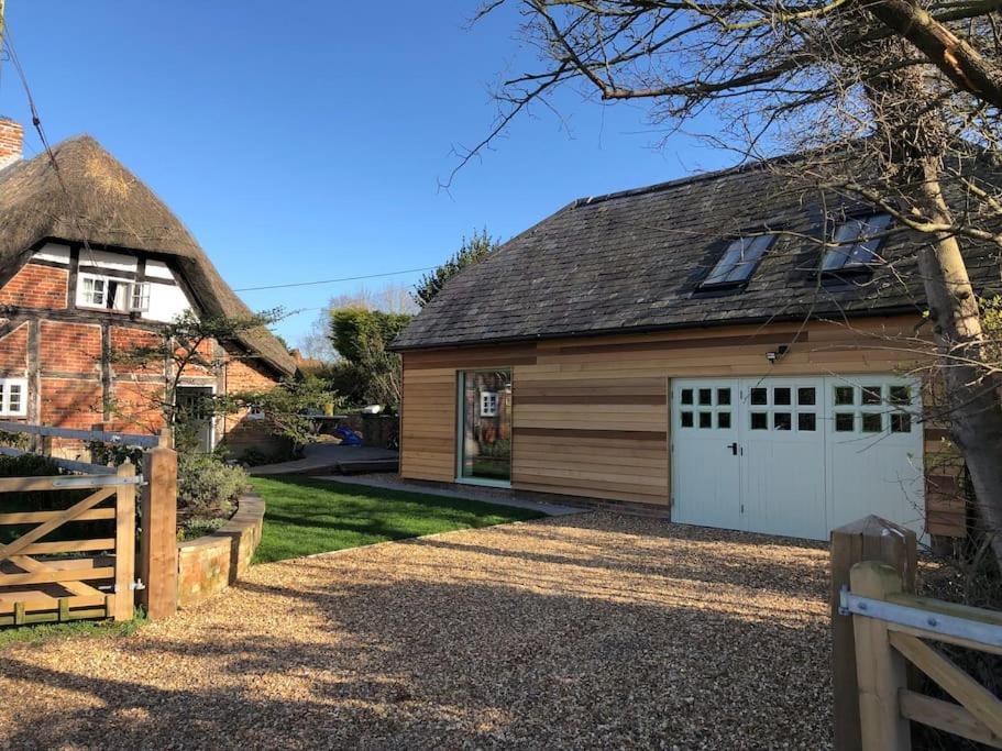 Stylish Cottage In The Pewsey Vale Marlborough Exterior photo