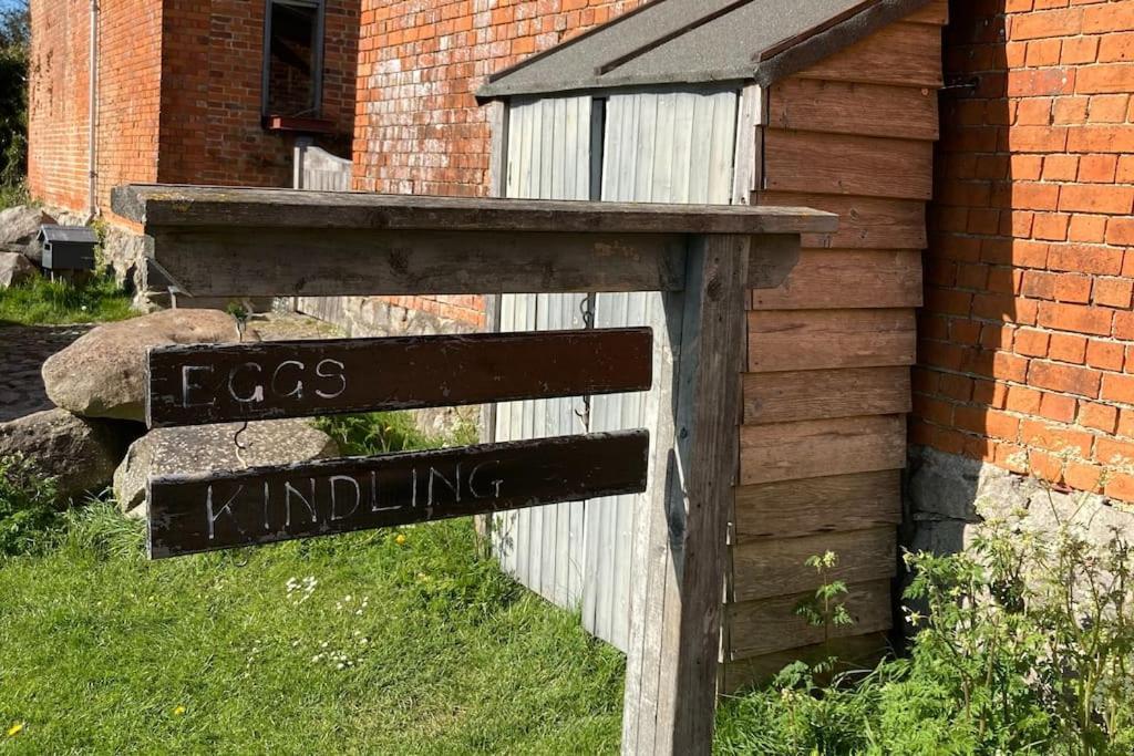 Stylish Cottage In The Pewsey Vale Marlborough Exterior photo