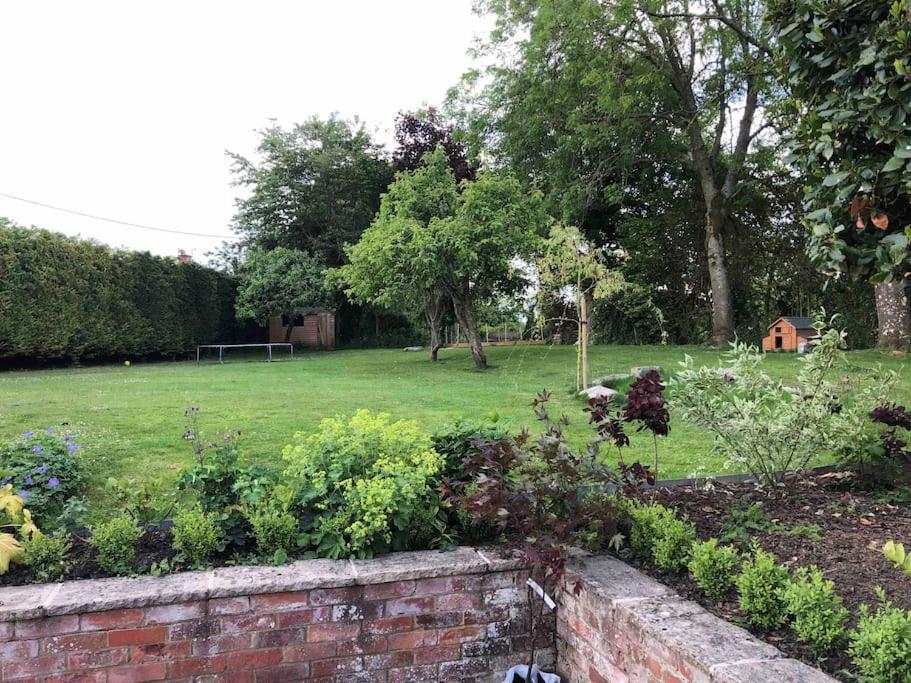 Stylish Cottage In The Pewsey Vale Marlborough Exterior photo